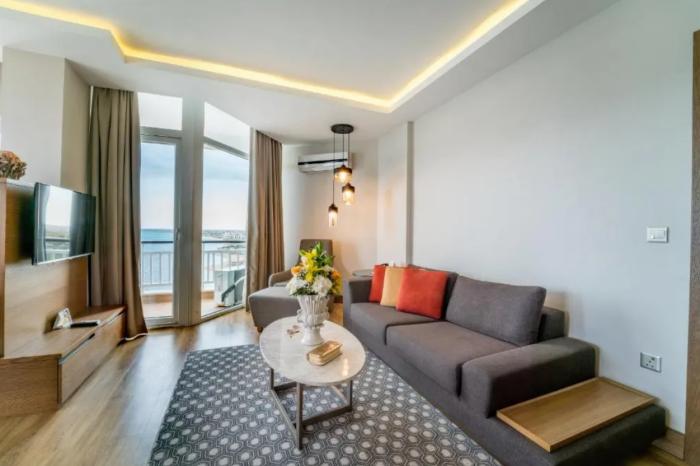 Salamis Bay Conti Resort Hotel & Casino 파마구스타 객실 사진 A living room in a modern apartment