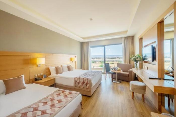 Salamis Bay Conti Resort Hotel & Casino 파마구스타 객실 사진 A room at the hotel