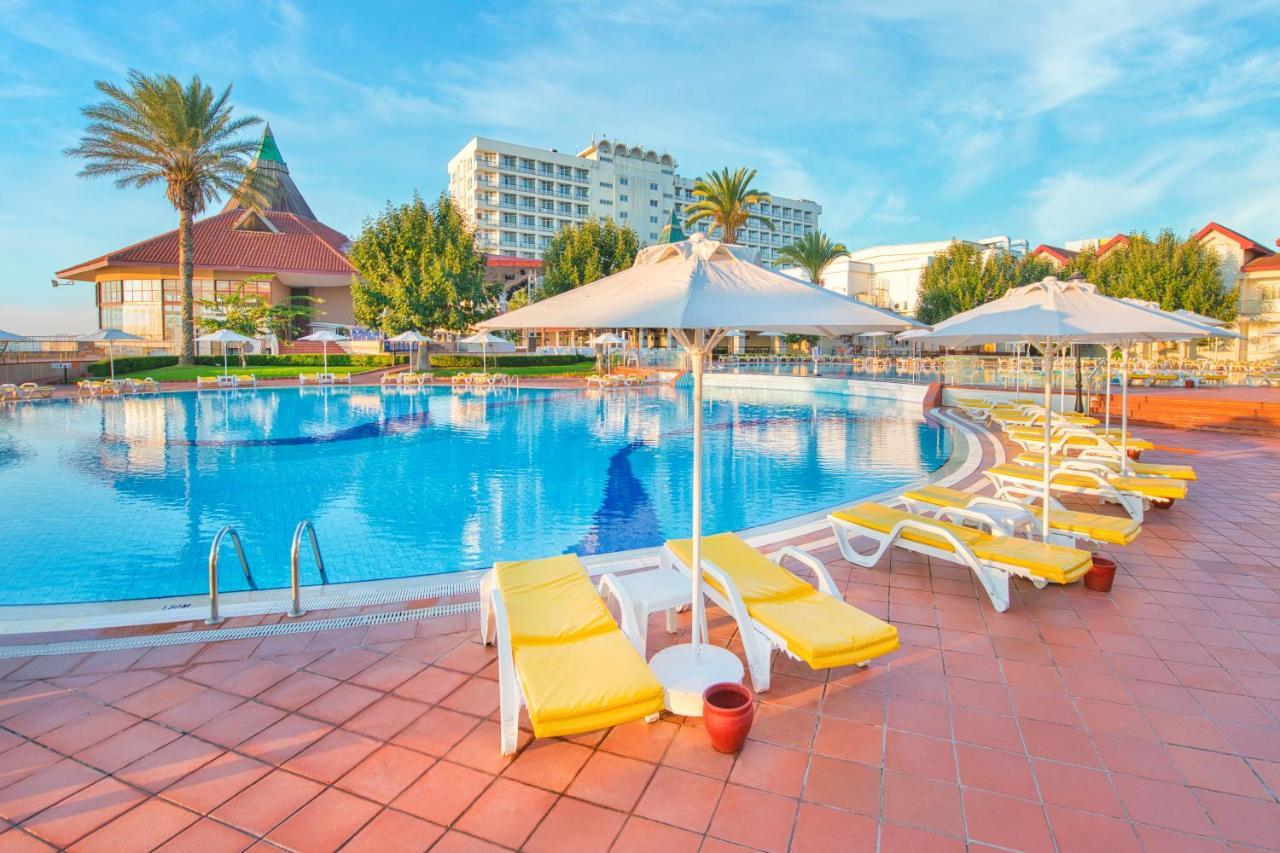 Salamis Bay Conti Resort Hotel & Casino 파마구스타 외부 사진 A pool at a hotel in Turkey